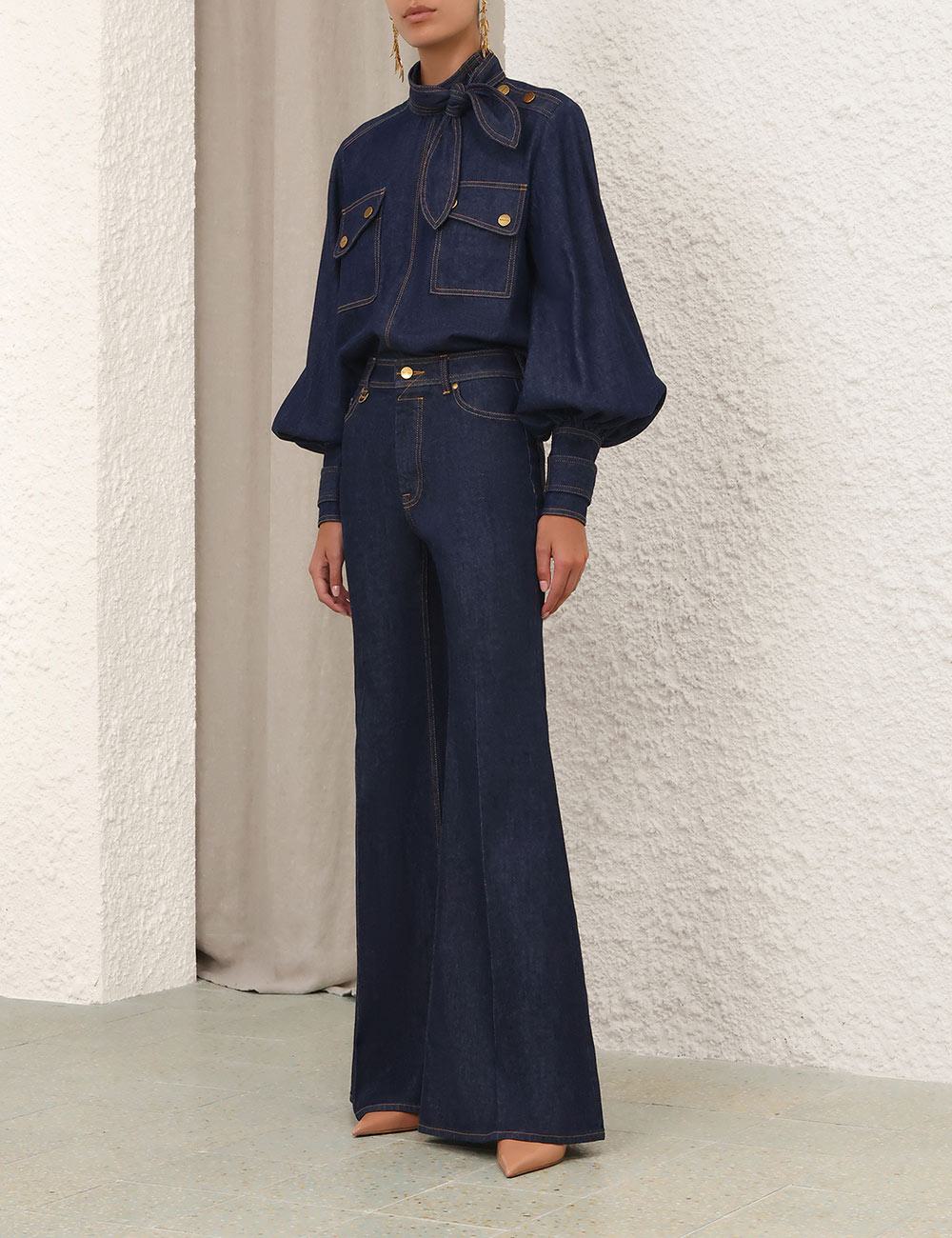 Pantalón de mezclilla con pierna abierta