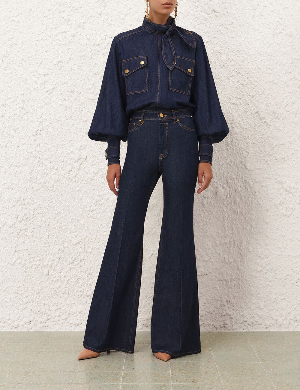 Pantalón de mezclilla con pierna abierta