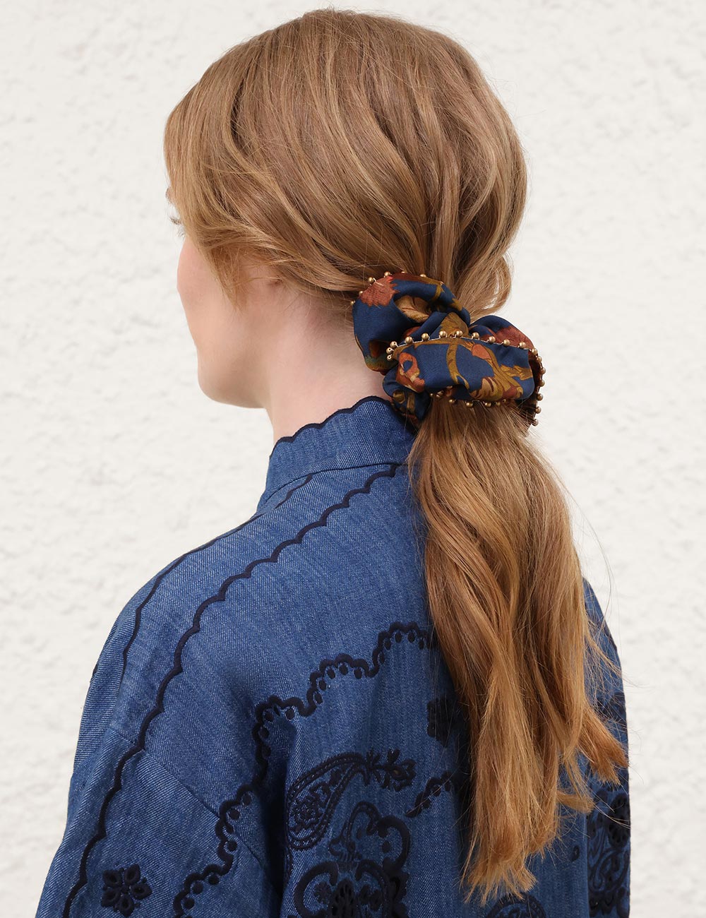 Cinta para el cabello de seda estampada con cuentas