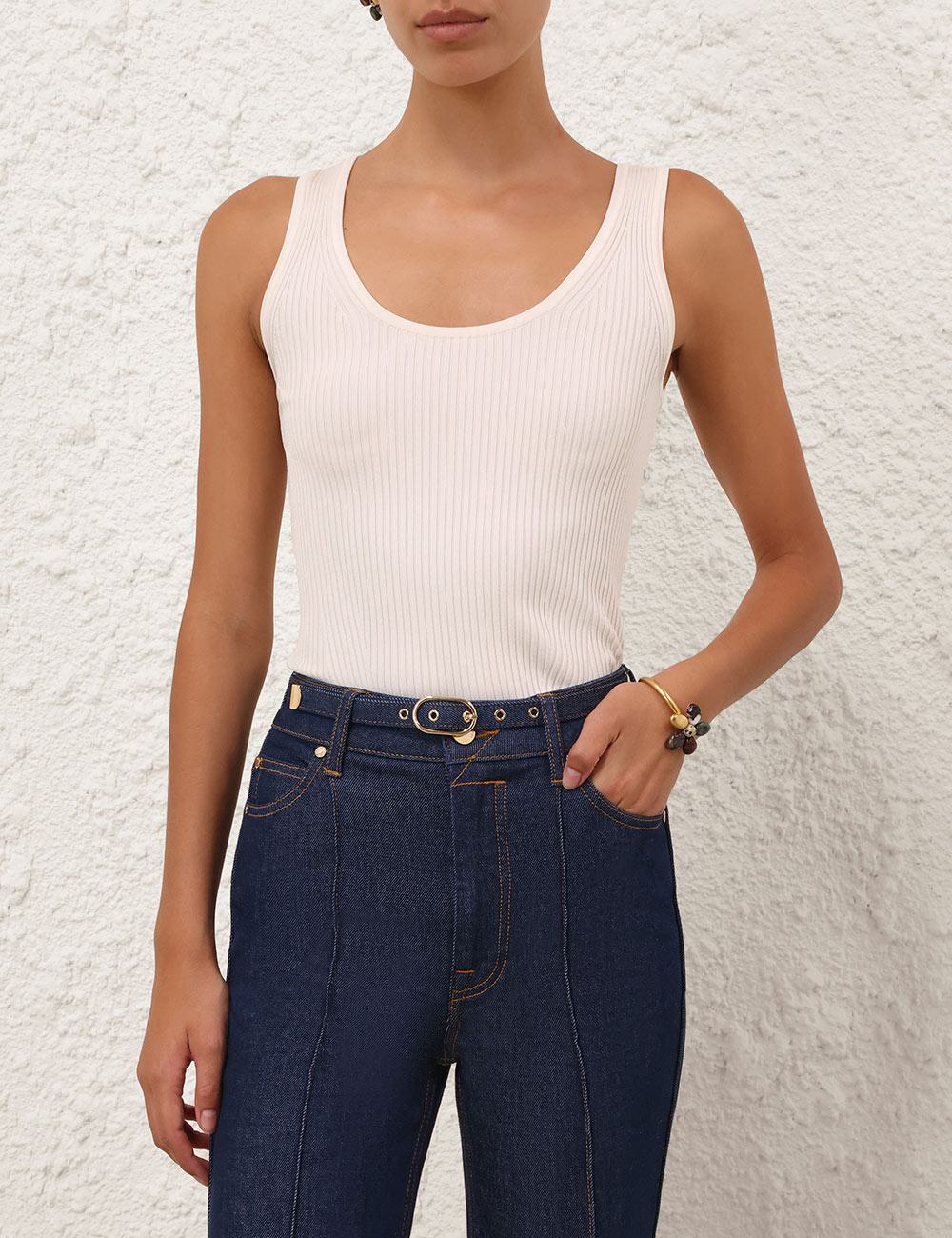 Camiseta con escote en forma de cuchara