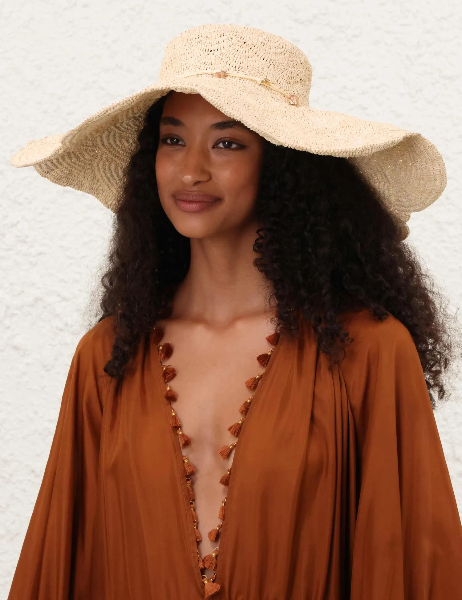 Sombrero de paja con ala larga