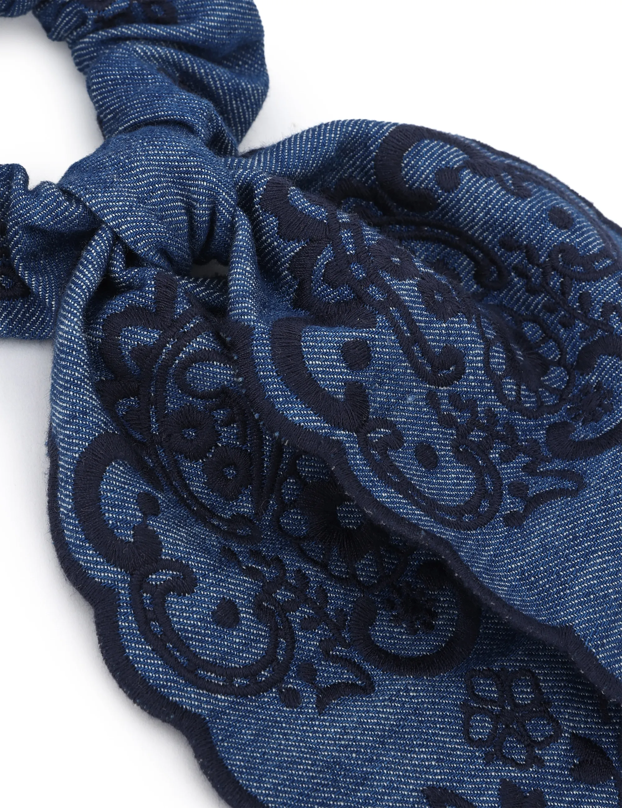 Scrunchie con diseño bordado