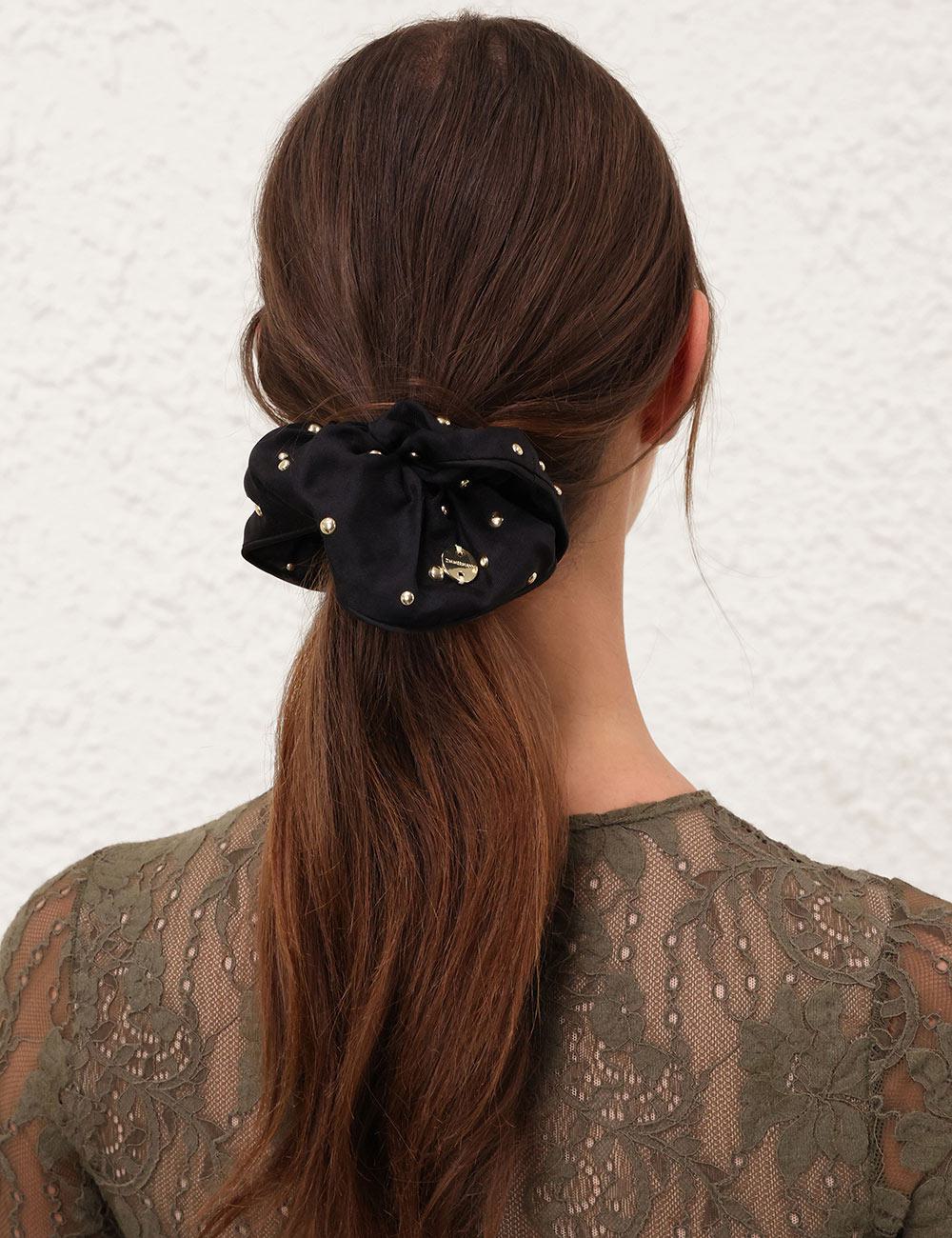 Gomita de Seda con Clavos