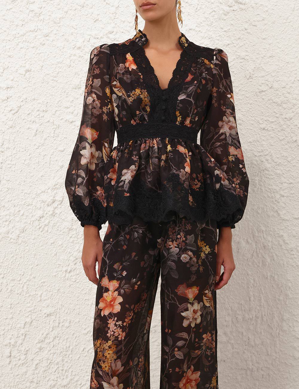 Blusa de encaje con volante tipo carrousel