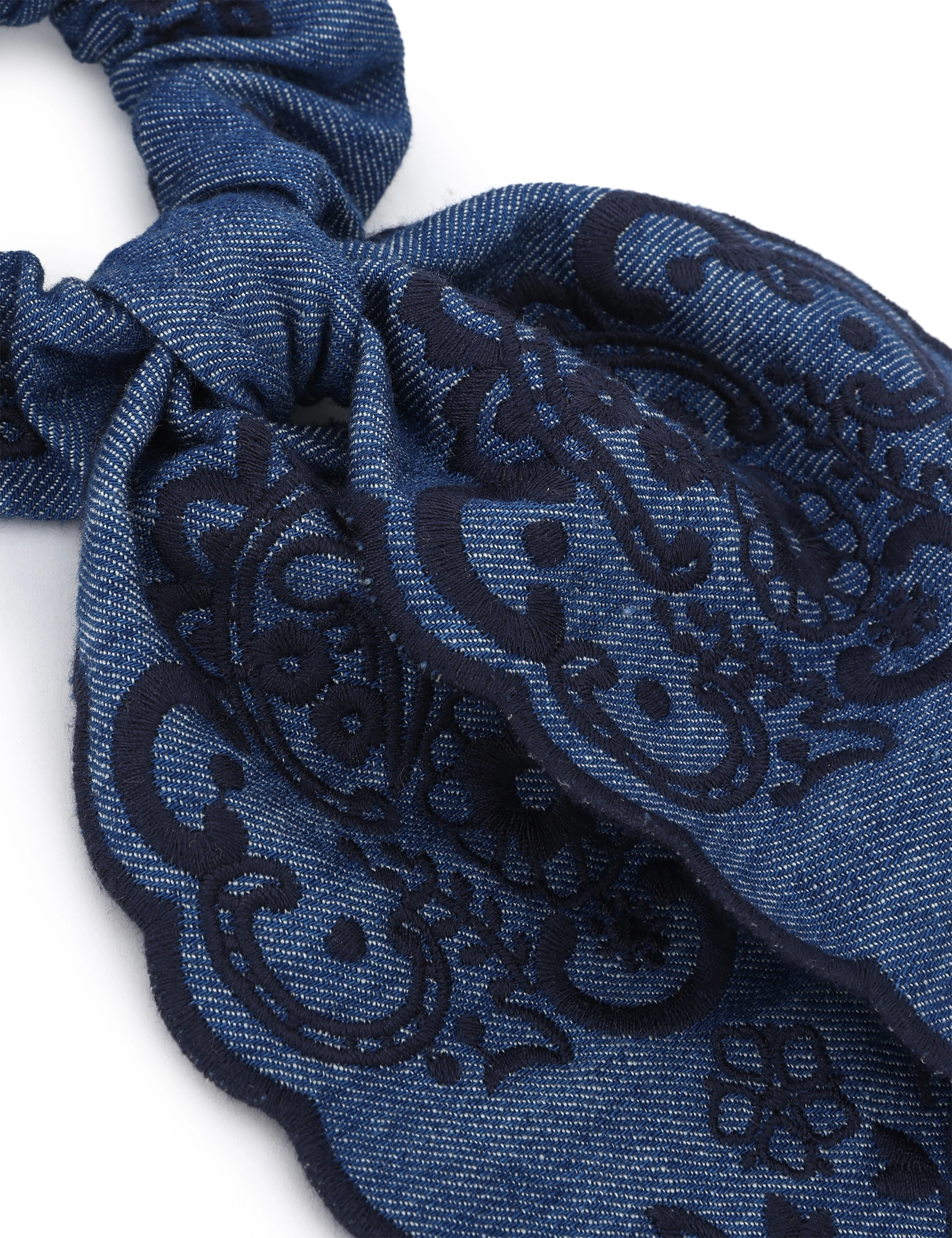 Scrunchie con diseño bordado